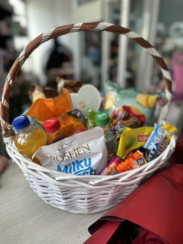 Deluxe Snacks and Drinks Basket By Holidays