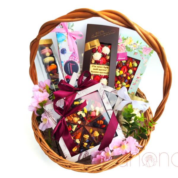 Cadbury Dairy Milk and Kit Kat, Chocolate Candies and Flowers in Sweet  Bouquet As Gift for Celeb Editorial Photography - Image of famous, gift:  155488352